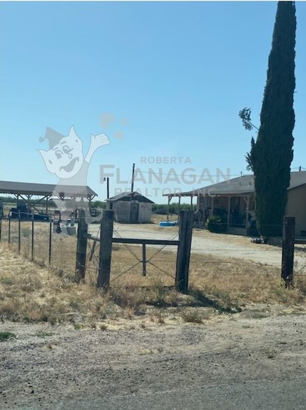 Building Photo - Country 3 bedroom/2 bathroom home