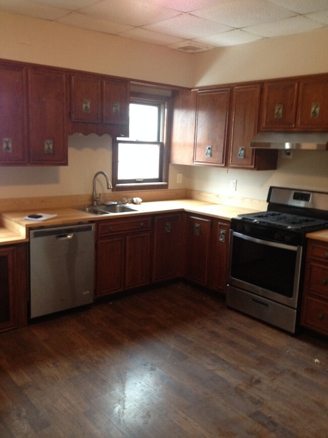 Building Photo - Available July 2024 - 4 Bedroom, 1 Bath Ho...