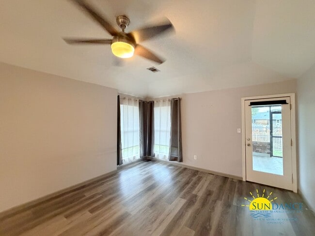 Building Photo - Stunning 3 Bedroom Home in Mary Esther-Near Hurlburt Field AFB!