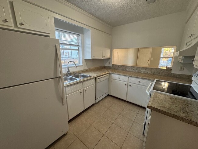 Building Photo - Myrtle Beach - 2 Bedroom / 1.5 Bathroom Townhome