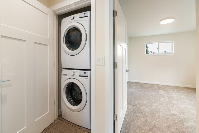 Foto del edificio - Halleck Townhomes Triplex