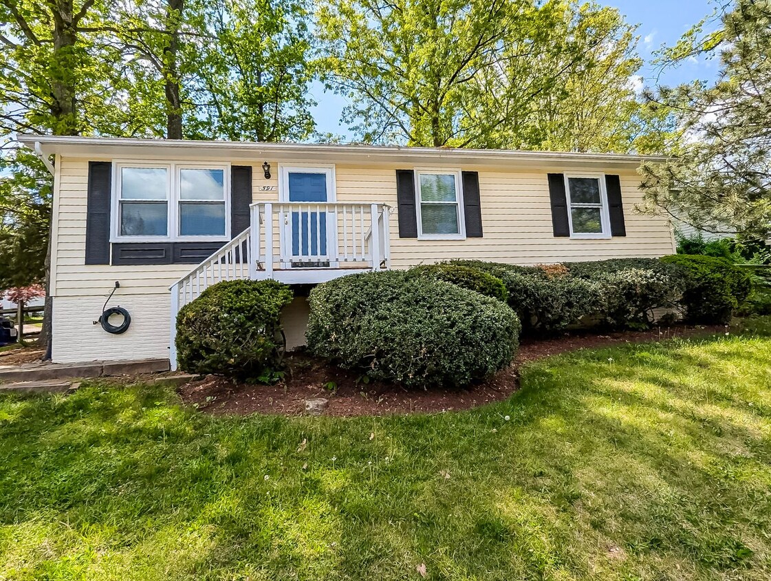 Foto principal - Charming and 3 Bed 2.5 Bath Home In Serene...