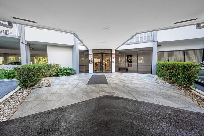Foto del edificio - 1300 NE Miami Gardens Dr