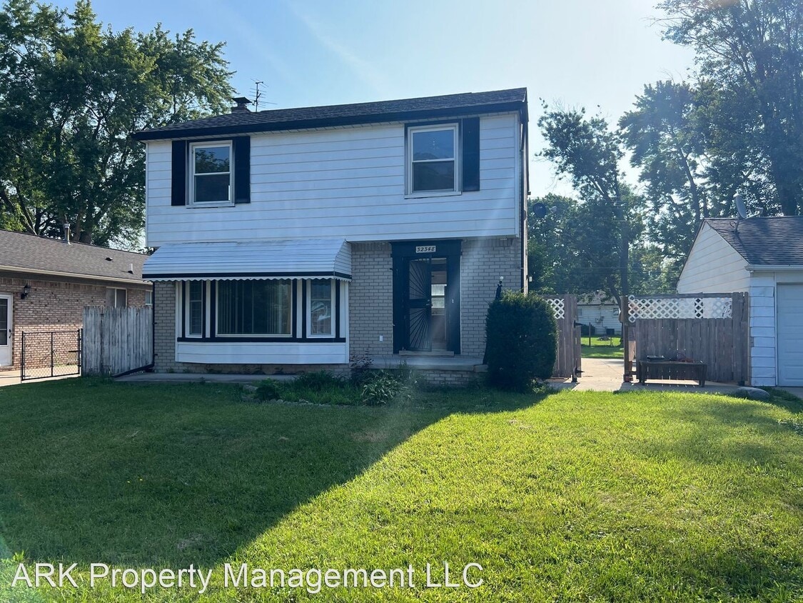 32348 Ruehle Ave, Warren, MI 48093 House Rental in Warren, MI