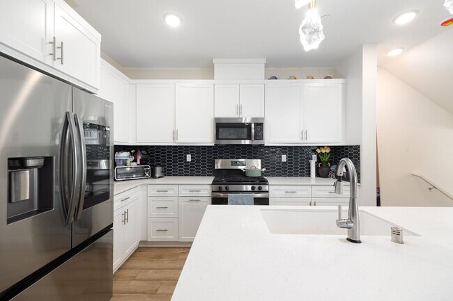 Building Photo - Modern 3-Story Townhouse in Agualuna!