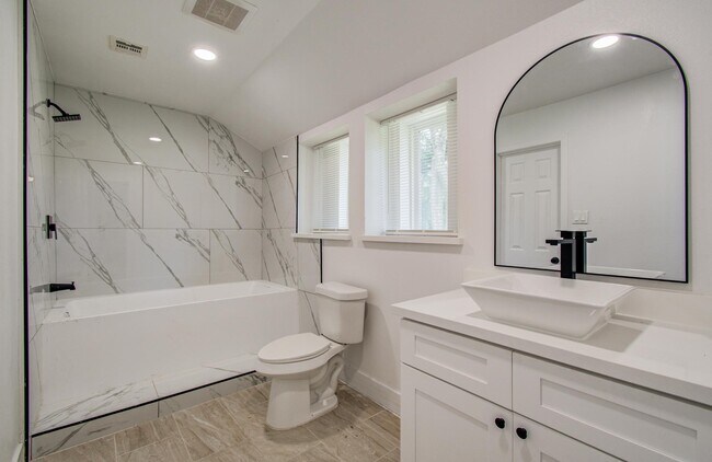 Foto del edificio - 494 Brandon Rd