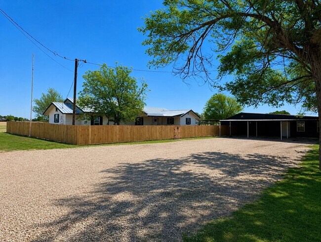 Foto del edificio - 7212 N County Rd 3300