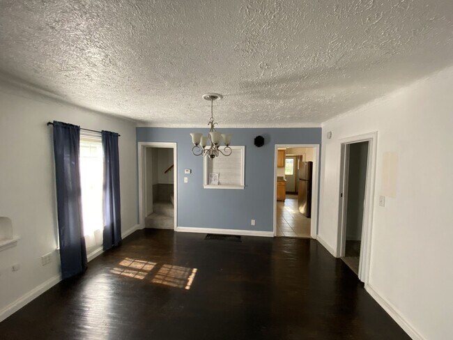 Building Photo - CENTRALLY LOCATED THREE BEDROOM HOUSE IN H...