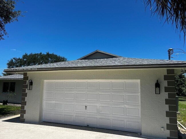 Building Photo - 1590 SW 139th Ave