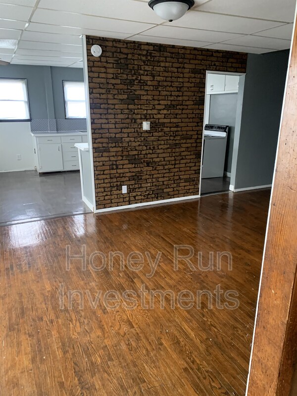 Building Photo - 852 W Murphy St