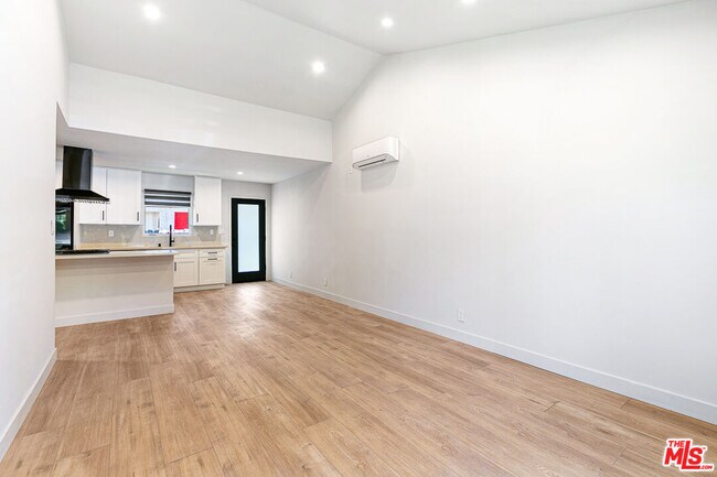 Foto del edificio - 10420 Regent St