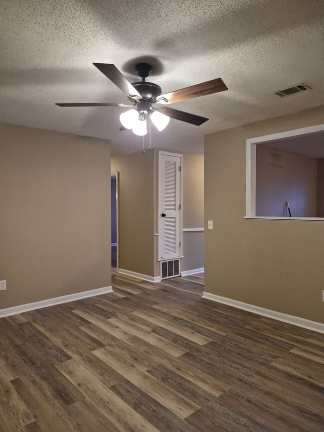 Building Photo - 145 Deerwood Ct