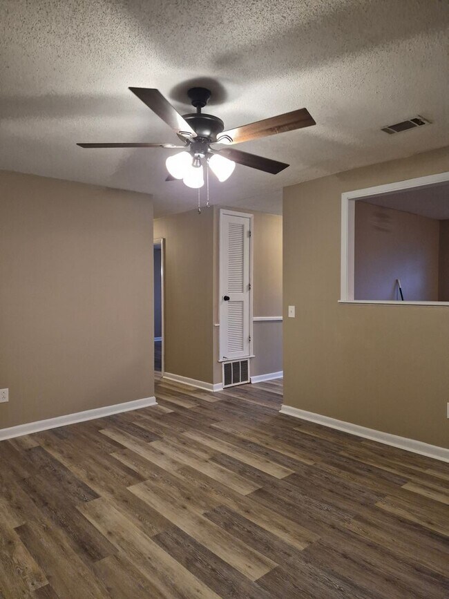Foto del edificio - 145 Deerwood Ct