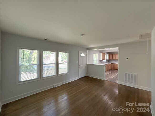Foto del edificio - 7430 Briardale Dr