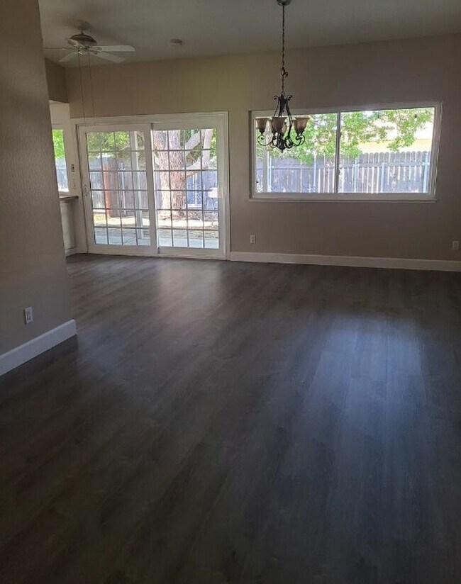Foto del edificio - 4901 Autumntree Ct
