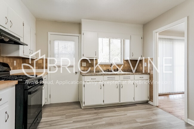 Building Photo - 624 Old Pine Rd