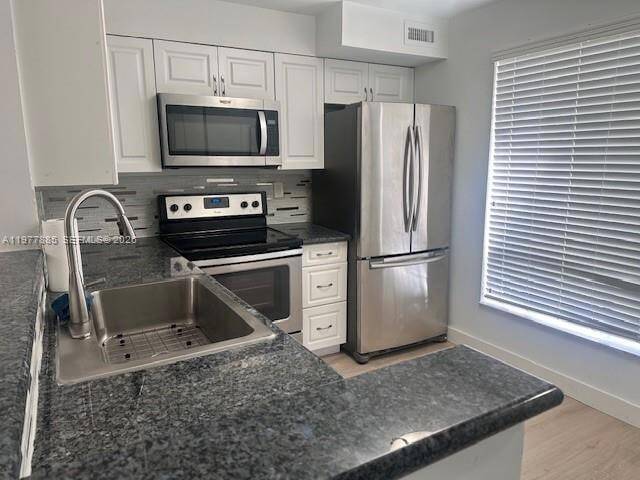 Building Photo - 709 Gardens Dr