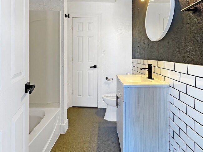 Building Photo - 812 Butterworth St SW