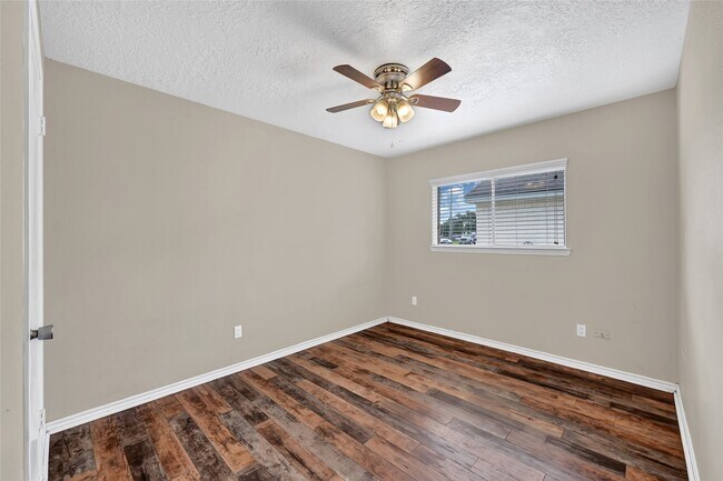 Building Photo - 10007 Oakmont Dr