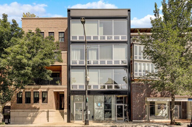Building Photo - Awesome Bucktown Condo | Perfect Location