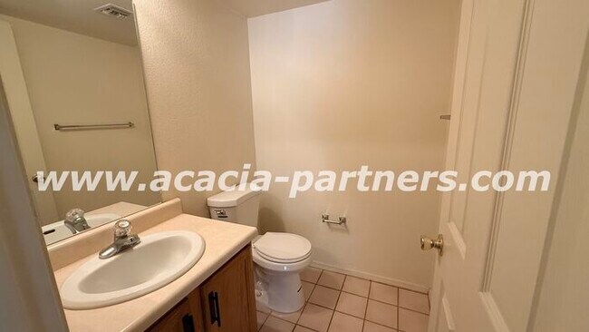 Building Photo - Gated 2 bed 2.5 bath