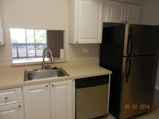Building Photo - 721 N Pine Island Rd