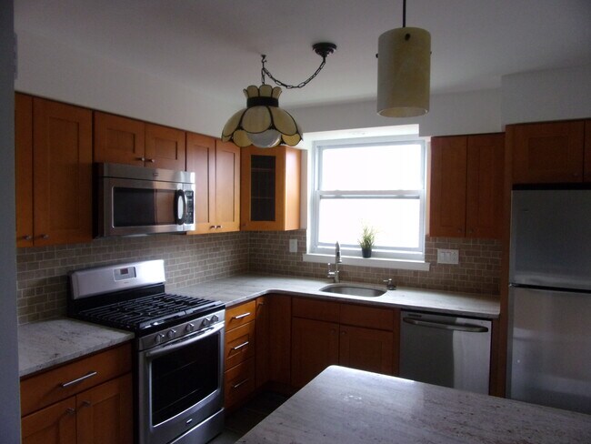 Building Photo - 7612 Summerdale Ave