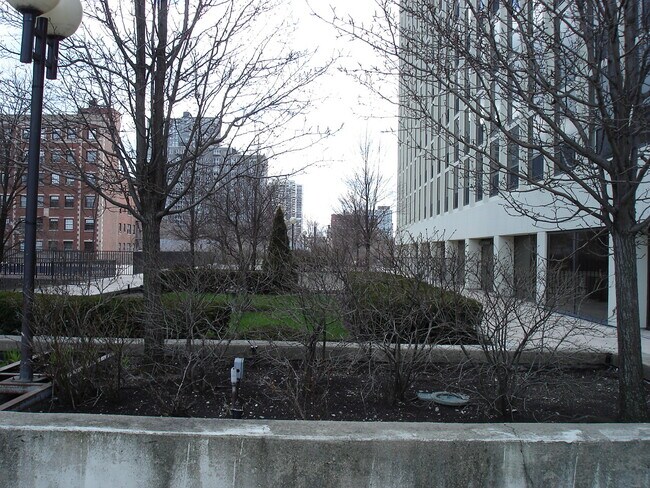 4343 East Plaza Deck - 4343 N CLARENDON Ave