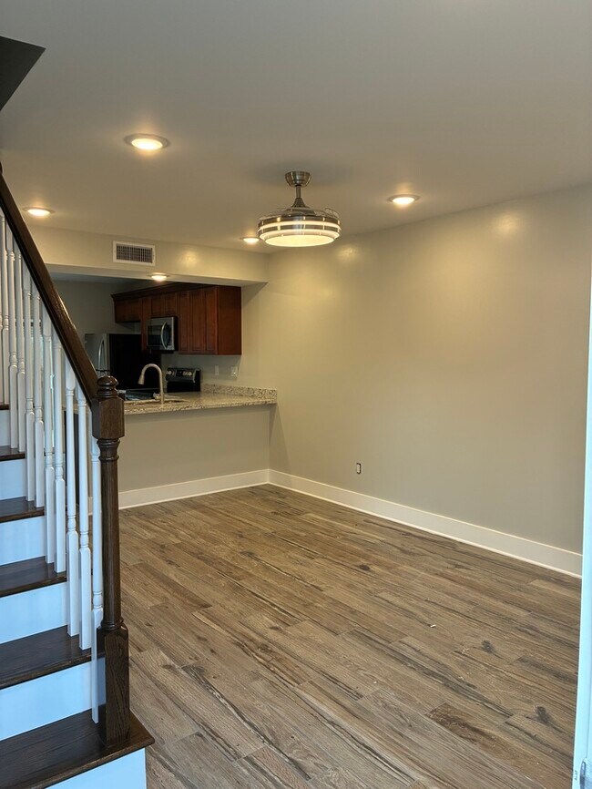 Foto del edificio - Beautiful 2/1.5 townhouse