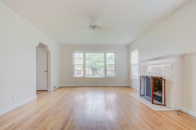 Building Photo - 6307 Kenwood Ave