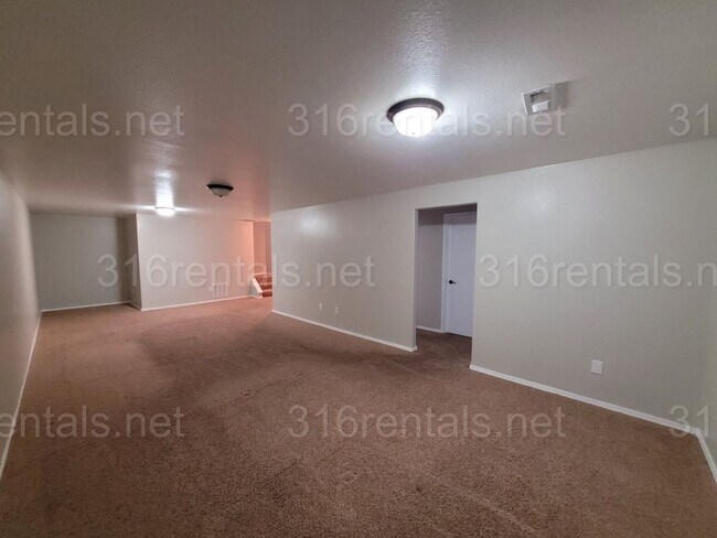 Building Photo - $1575 - 4 bedroom/ 2 bathroom - Gorgeous n...