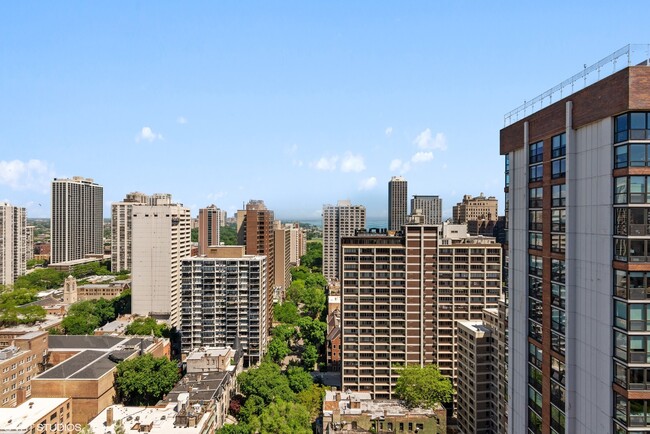 Foto del edificio - 1325 N State Pkwy