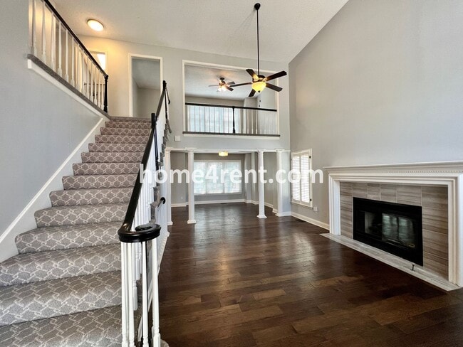 Building Photo - Maintenance Free Living w/ Hardwood Floors...
