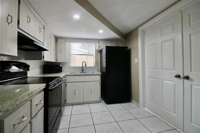 Foto del edificio - 3221 Holiday Lake Dr