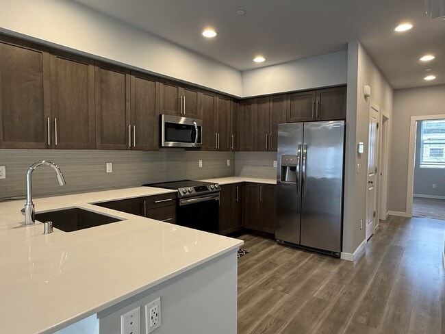 Foto del edificio - Modern 3BD/3BTH Home for Lease ~ Small Pet Friendly!