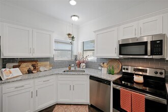 Building Photo - 6607 Aspen Heights