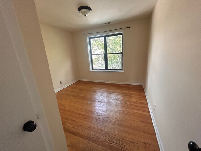 Building Photo - 4811 W Warwick Ave