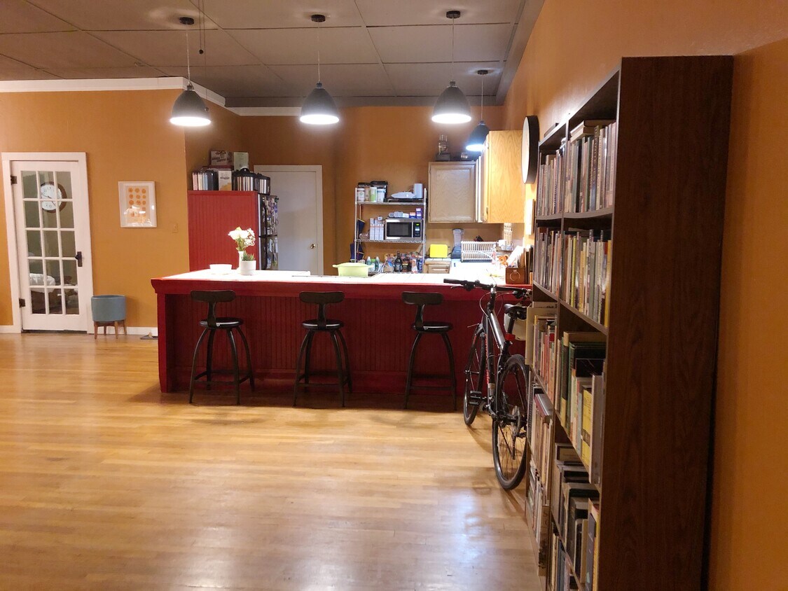 Primary Photo - 606 N Main St