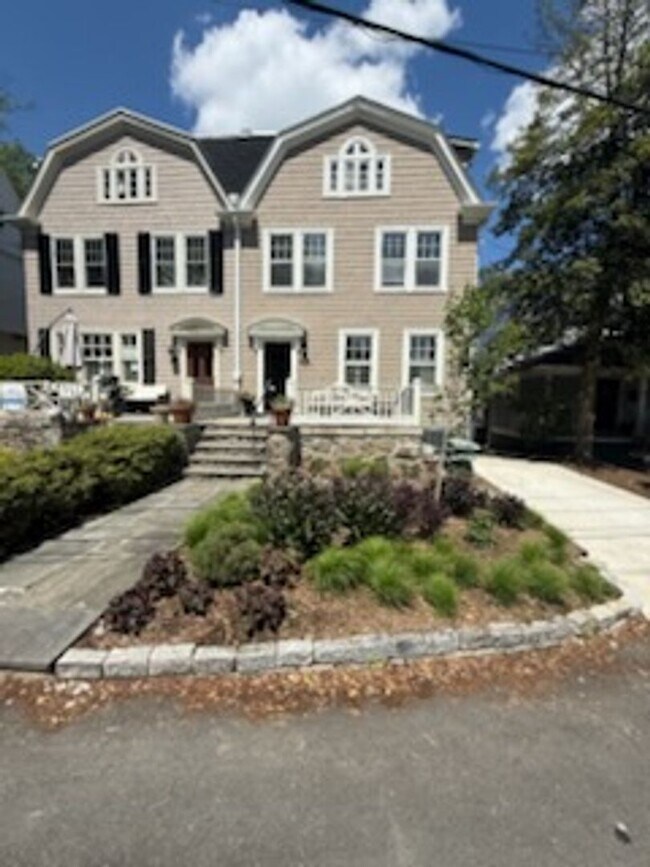 Foto del edificio - *DREAM LOCATION* 6BR Completely Renovated Duplex