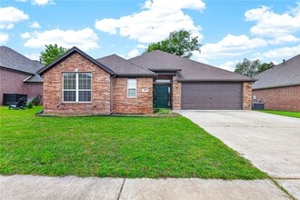 Building Photo - 107 NE Chicory Ln