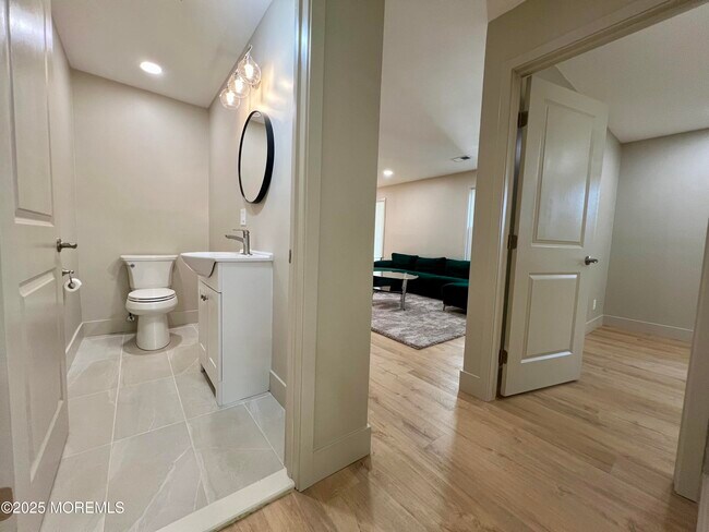 Building Photo - 7-1 Seattle Ct