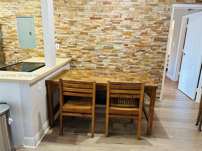 Foto del edificio - 17021 N Bay Rd