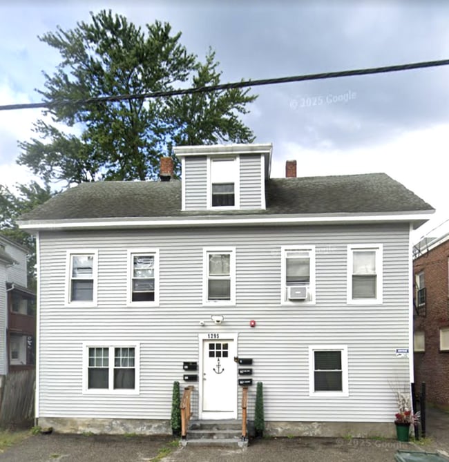 Building Photo - 1295 Main St