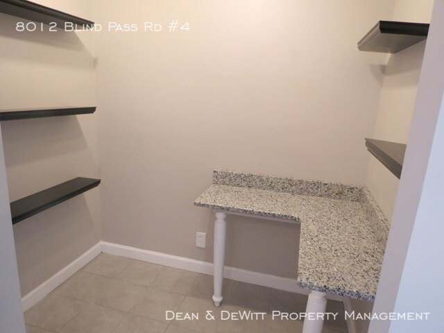 Foto del edificio - 8012 Blind Pass Rd