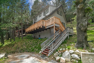 Building Photo - 332 Fairway Dr