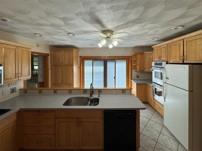 Building Photo - 77 Riverside Dr