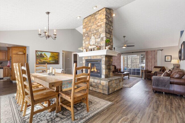 Building Photo - 317 Saddleback Way