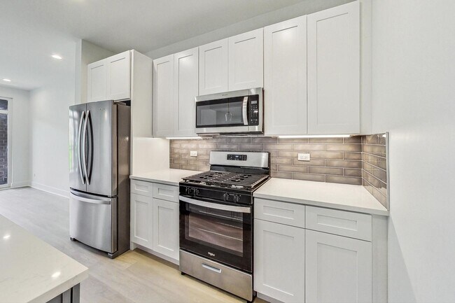 Foto del edificio - 3355 N Southport Ave