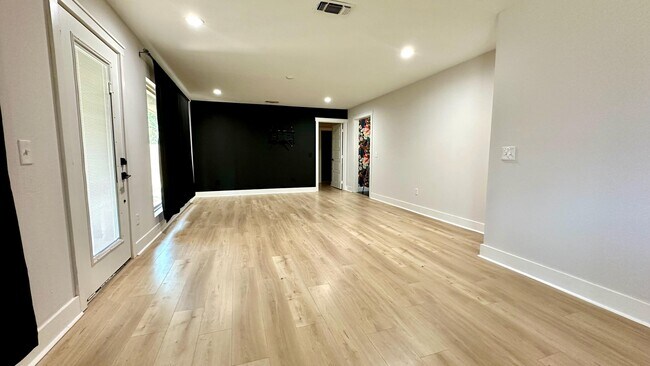 Foto del edificio - 3406 Englewood Ave
