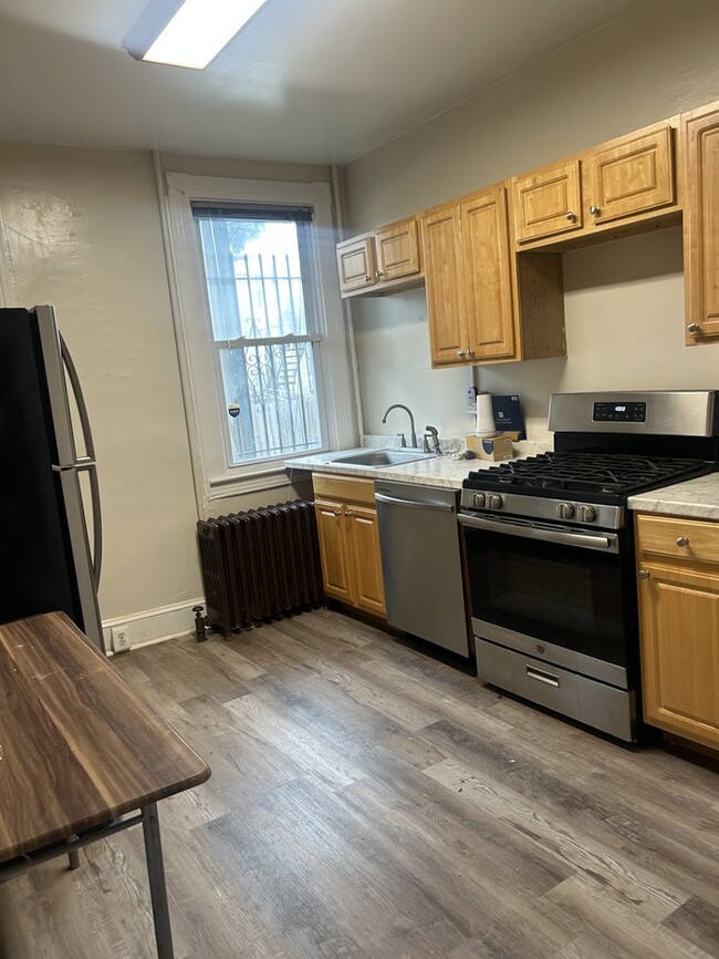 Building Photo - 2799 Parkwood Ave